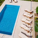 Luxury Castrum Vila *