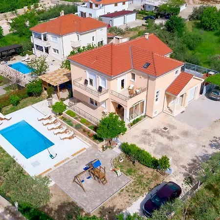 فيلة Luxury Castrum *