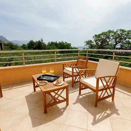 Luxury Castrum Villa *