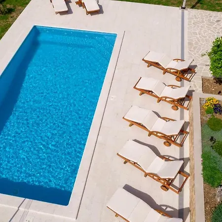 Luxury Castrum Villa *